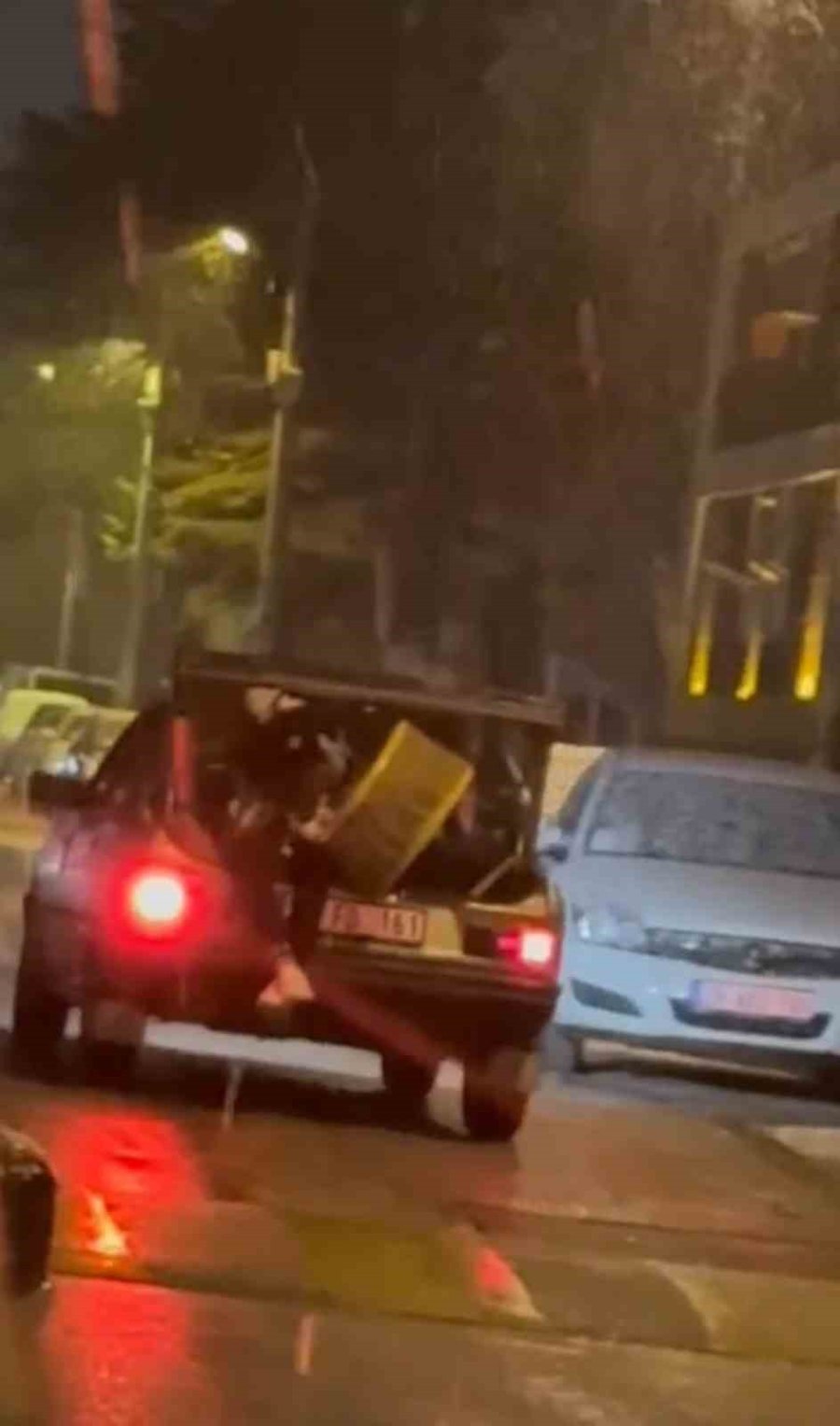 Sedan Aracın Bagajında Çaldığı Davulla Sahura Kaldırdı