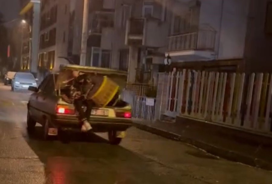 Sedan Aracın Bagajında Çaldığı Davulla Sahura Kaldırdı