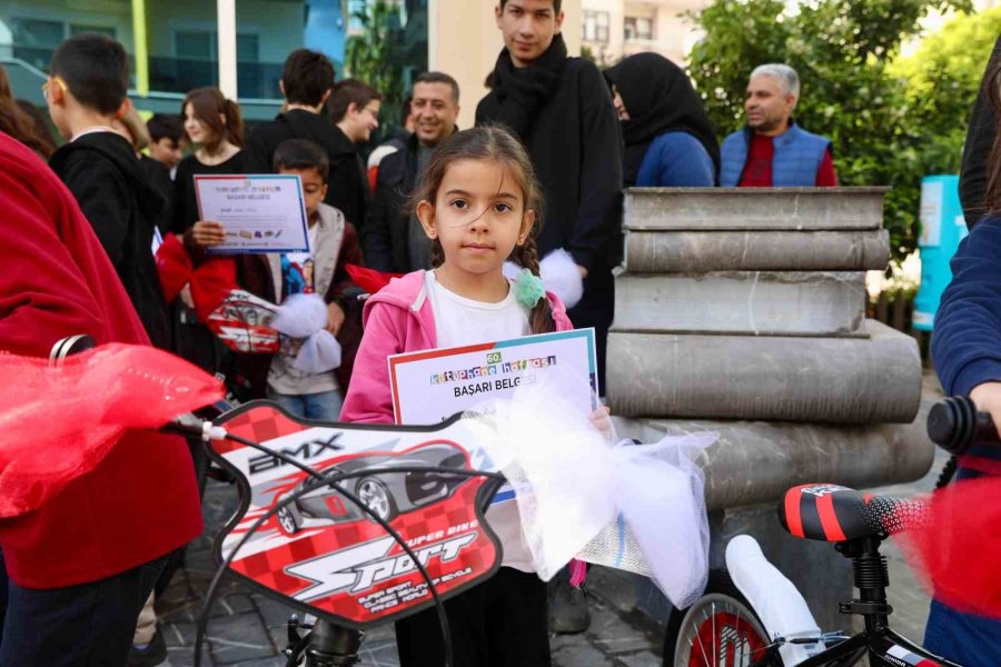 Başkan Yücel, En Çok Kitap Okuyan Öğrencileri Ödüllendirdi