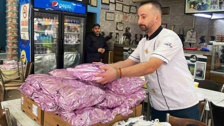 ‘askıda Tavuk’ İle Ailelere İftarlık Hazırlıyor