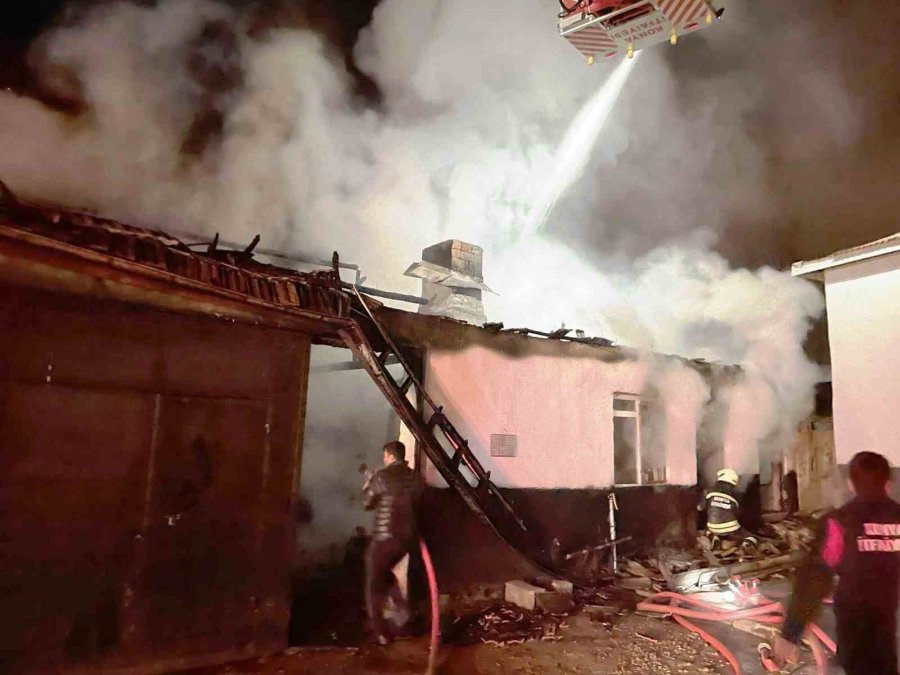 Konya’da Müstakil Evin Garajında Yangın