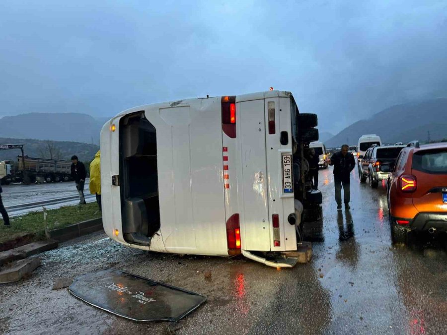 Mersin’de İşçi Servisi Kaza Yaptı: 23 Yaralı