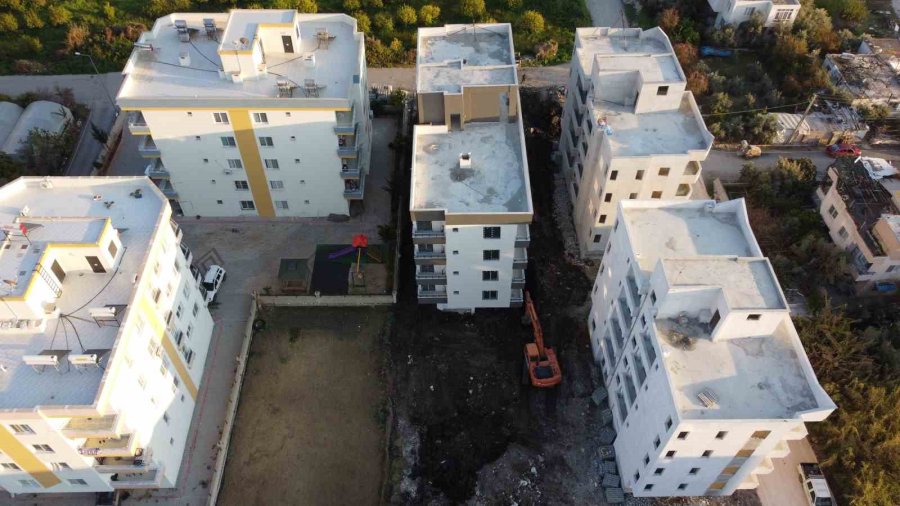 Mersin’de 4 Katlı Yeni Bina Yan Yatmaya Başladı