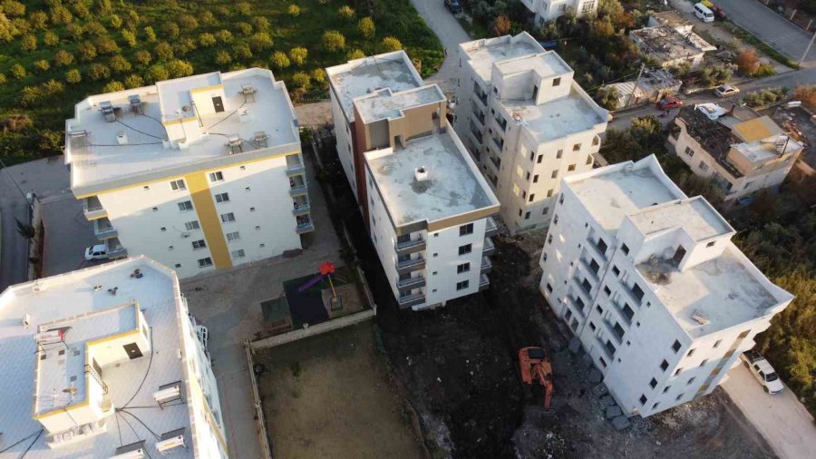 Mersin’de 4 Katlı Yeni Bina Yan Yatmaya Başladı