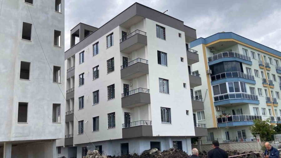 Mersin’de Yan Yatmaya Başlayan Bina Mühürlendi