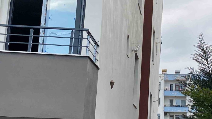 Mersin’de Yan Yatmaya Başlayan Bina Mühürlendi