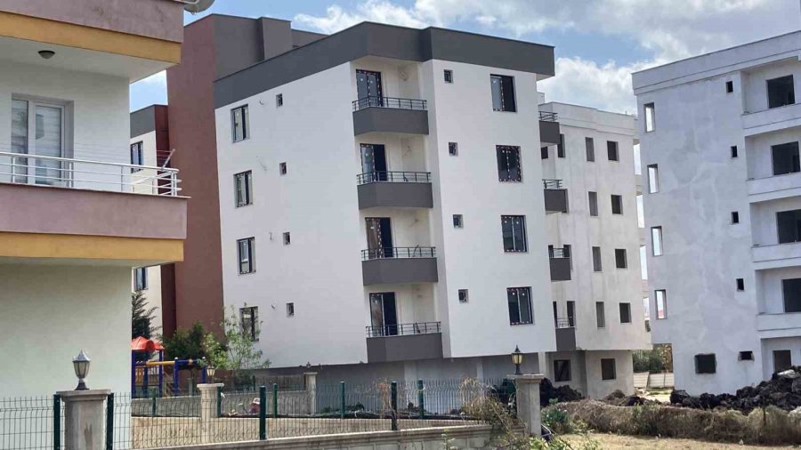 Mersin’de Yan Yatmaya Başlayan Bina Mühürlendi