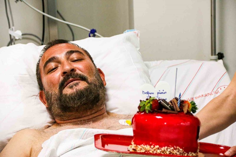 Yaşam Savaşı Ve Sevinç: Yoğun Bakımda Doğum Günü Pastasıyla Gözlerini Açtı