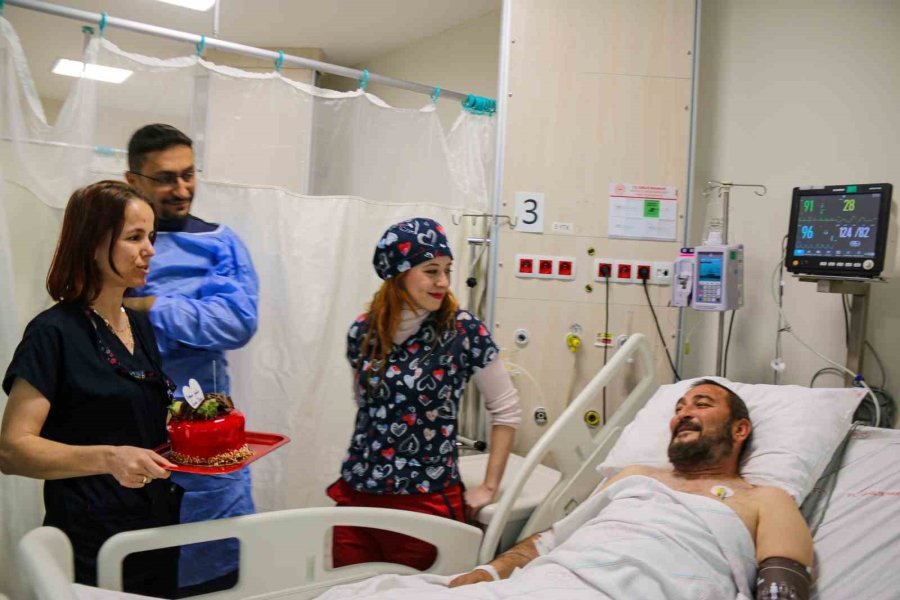 Yaşam Savaşı Ve Sevinç: Yoğun Bakımda Doğum Günü Pastasıyla Gözlerini Açtı