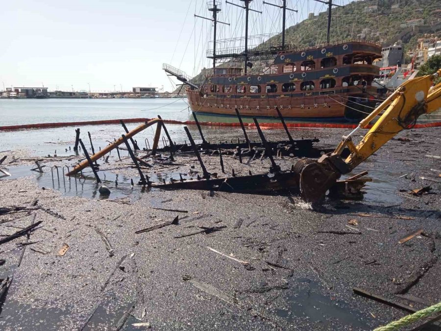Alanya’da Yanarak Batan Teknenin Parçaları Yüzeye Çıkartıldı