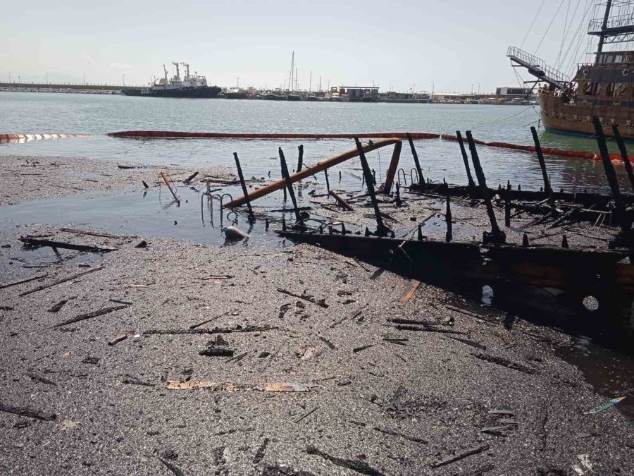 Alanya’da Yanarak Batan Teknenin Parçaları Yüzeye Çıkartıldı