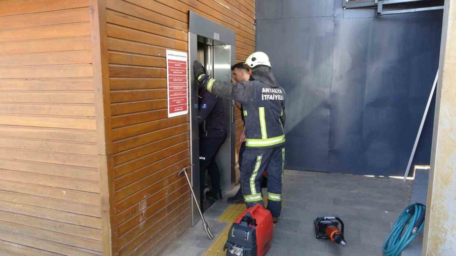 Asansörde Mahsur Kalan Anne Oğulu İtfaiye Kurtardı