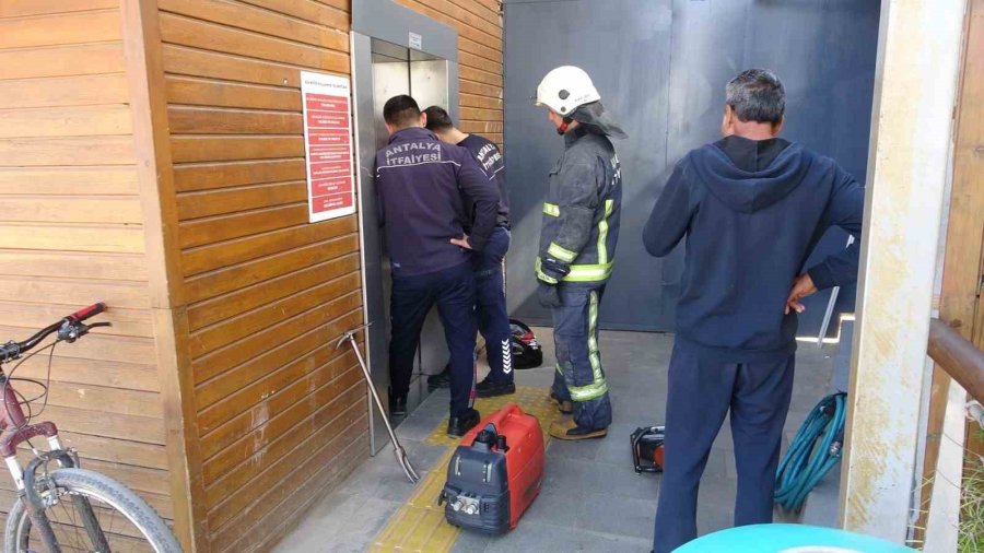 Asansörde Mahsur Kalan Anne Oğulu İtfaiye Kurtardı