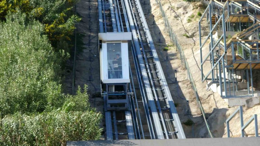 Asansörde Mahsur Kalan Anne Oğulu İtfaiye Kurtardı