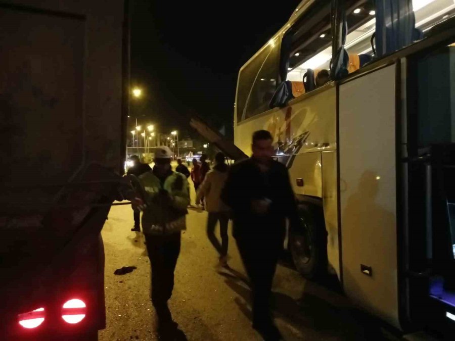 Antalya’da Otobüs Ve Hafriyat Kamyonu Çarpıştı: 4 Yaralı