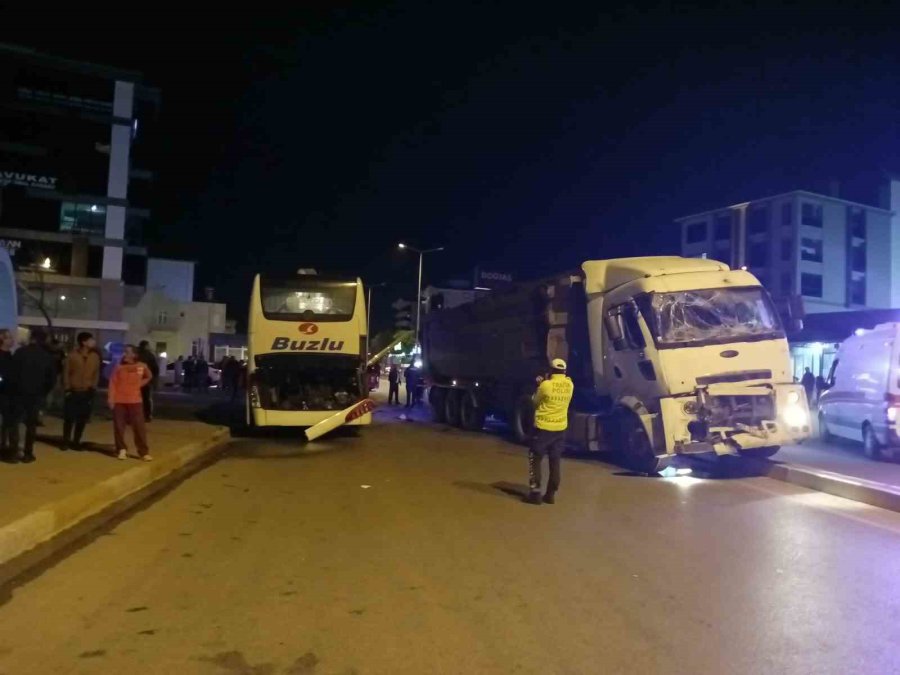 Antalya’da Otobüs Ve Hafriyat Kamyonu Çarpıştı: 4 Yaralı