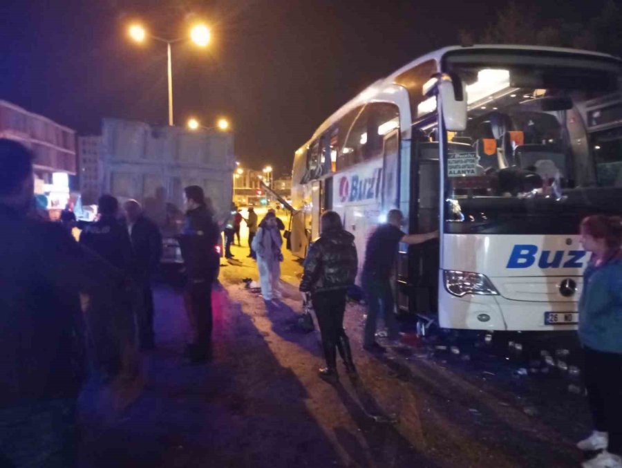 Antalya’da Otobüs Ve Hafriyat Kamyonu Çarpıştı: 4 Yaralı