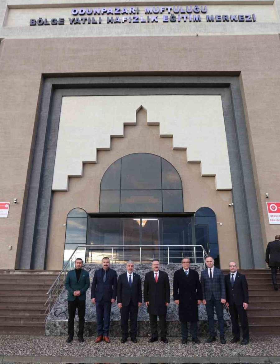 Vali Hüseyin Aksoy, Aile Ve Sosyal Hizmetler İl Müdürlüğü Çocuk Evleri Koordinasyon Merkezi Öğrencileri İle Bir Araya Geldi