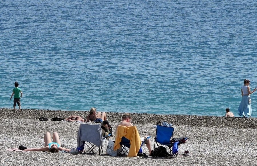 Antalya’da Yaz Erken Başladı, Dünyaca Ünlü Sahil Tarla Gibi Sürüldü