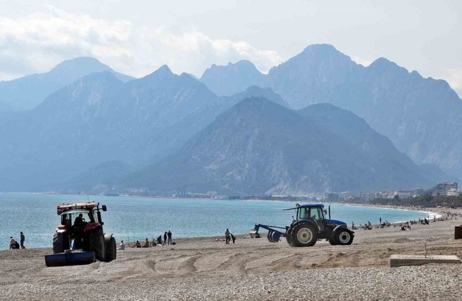 Antalya’da Yaz Erken Başladı, Dünyaca Ünlü Sahil Tarla Gibi Sürüldü