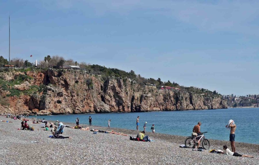 Antalya’da Yaz Erken Başladı, Dünyaca Ünlü Sahil Tarla Gibi Sürüldü