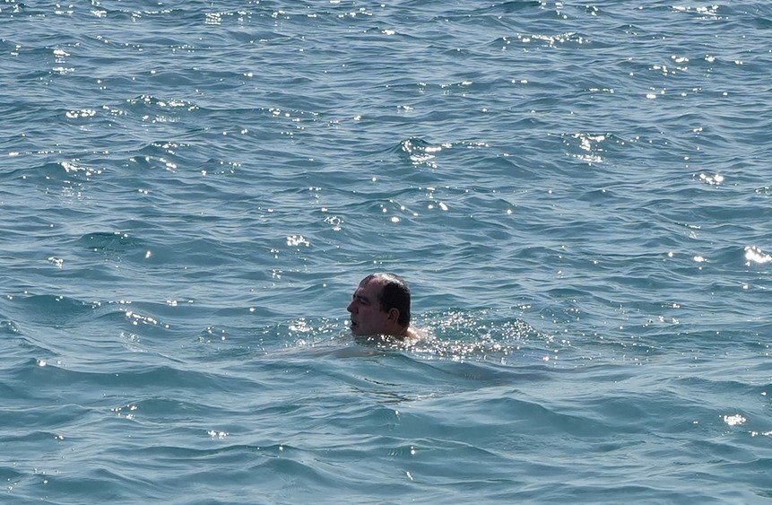 Antalya’da Yaz Erken Başladı, Dünyaca Ünlü Sahil Tarla Gibi Sürüldü