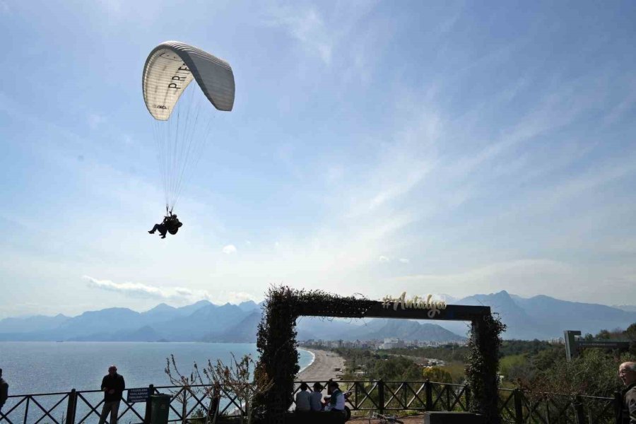 Antalya’da Yaz Erken Başladı, Dünyaca Ünlü Sahil Tarla Gibi Sürüldü