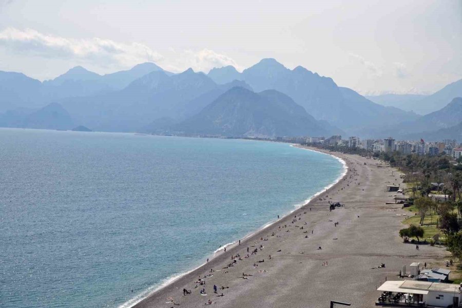 Antalya’da Yaz Erken Başladı, Dünyaca Ünlü Sahil Tarla Gibi Sürüldü