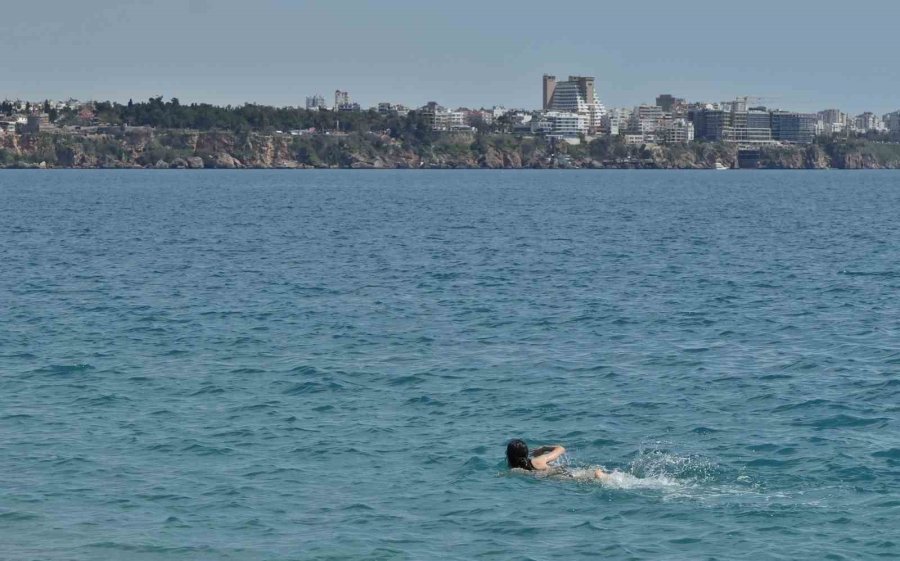 Antalya’da Yaz Erken Başladı, Dünyaca Ünlü Sahil Tarla Gibi Sürüldü