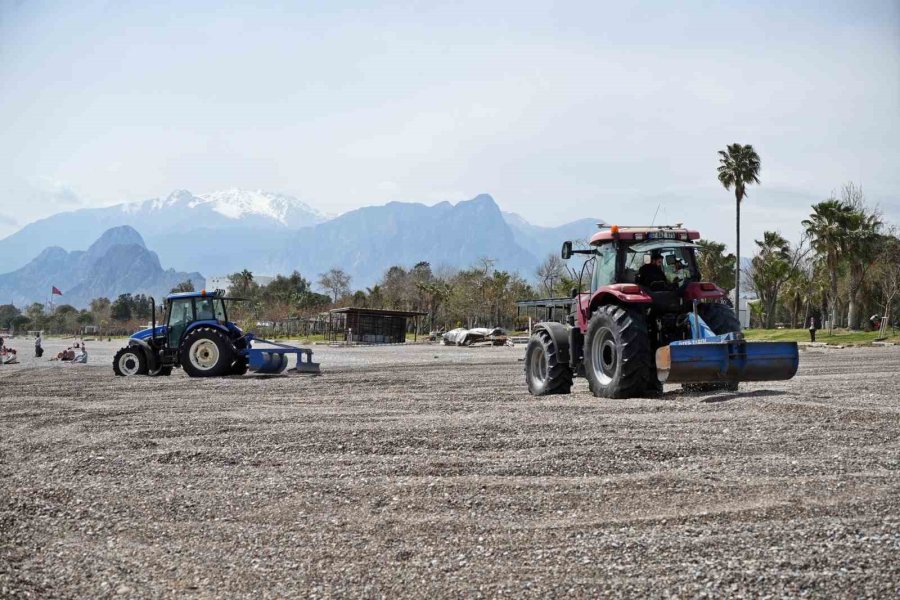 Antalya’da Yaz Erken Başladı, Dünyaca Ünlü Sahil Tarla Gibi Sürüldü