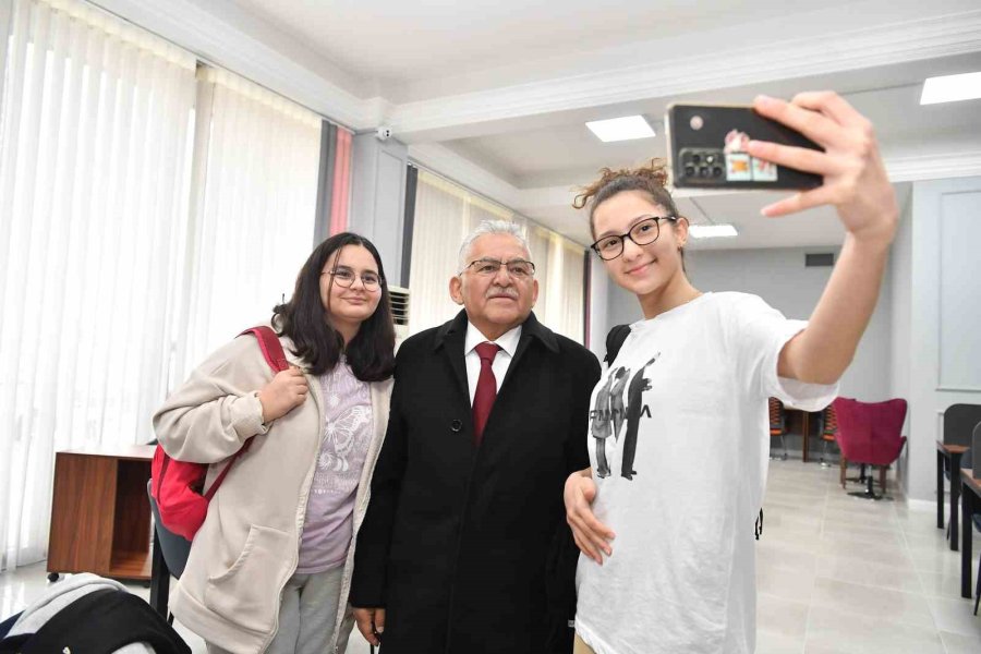 Başkan Büyükkılıç; Kütüphaneler Haftasında Gençlere Bir Kütüphane Daha Hediye Etti