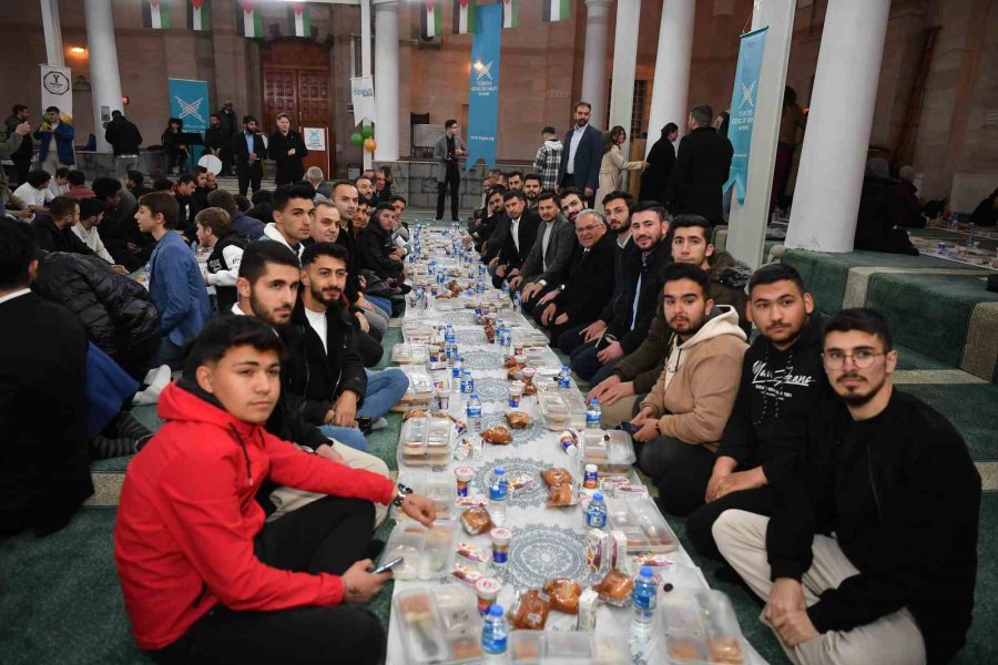 Başkan Büyükkılılç; İftar Programında Gençlerle, Teravihin Ardından Da Vatandaşlarla Buluştu