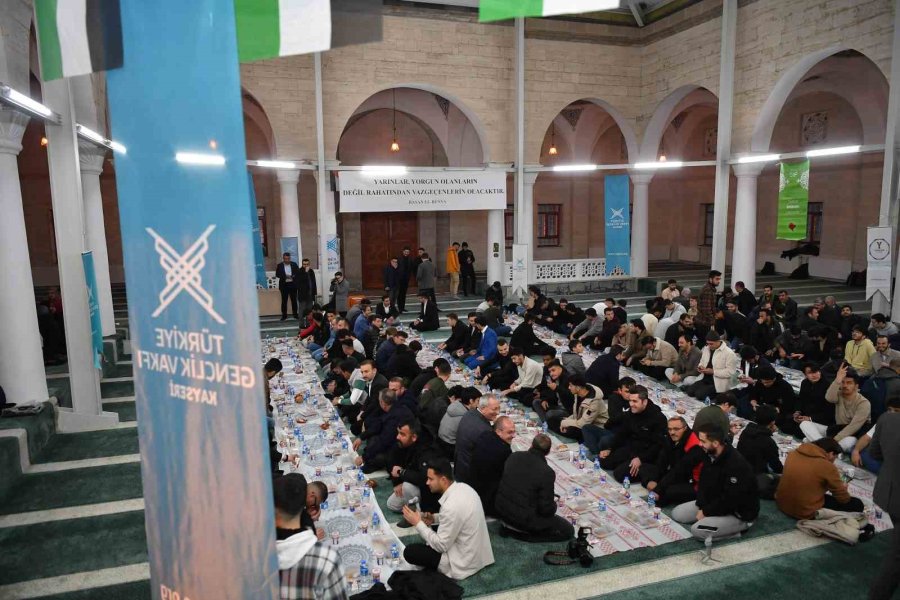 Başkan Büyükkılılç; İftar Programında Gençlerle, Teravihin Ardından Da Vatandaşlarla Buluştu