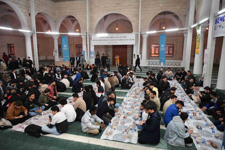 Başkan Büyükkılılç; İftar Programında Gençlerle, Teravihin Ardından Da Vatandaşlarla Buluştu