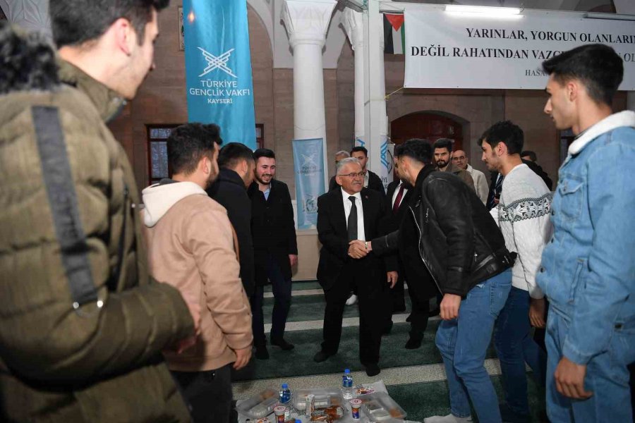 Başkan Büyükkılılç; İftar Programında Gençlerle, Teravihin Ardından Da Vatandaşlarla Buluştu