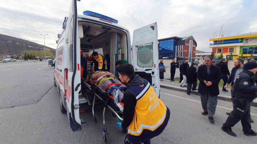 Kayseri’de İlginç Kaza: Üzerindeki Yük Kamyoneti Devirdi