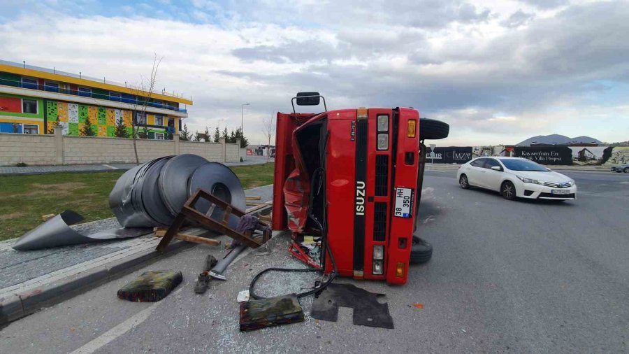 Kayseri’de İlginç Kaza: Üzerindeki Yük Kamyoneti Devirdi