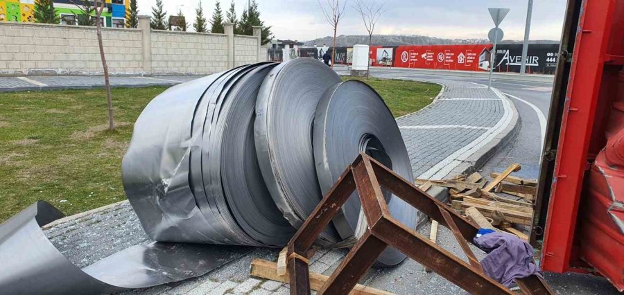 Kayseri’de İlginç Kaza: Üzerindeki Yük Kamyoneti Devirdi