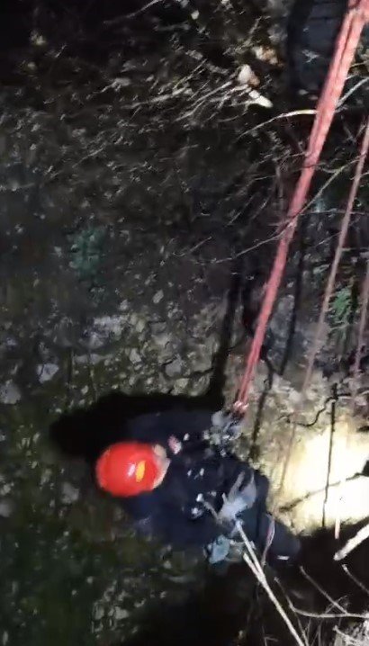 15 Metrelik Kuyuya Düşen İnek, 3 Saatte Kurtarıldı