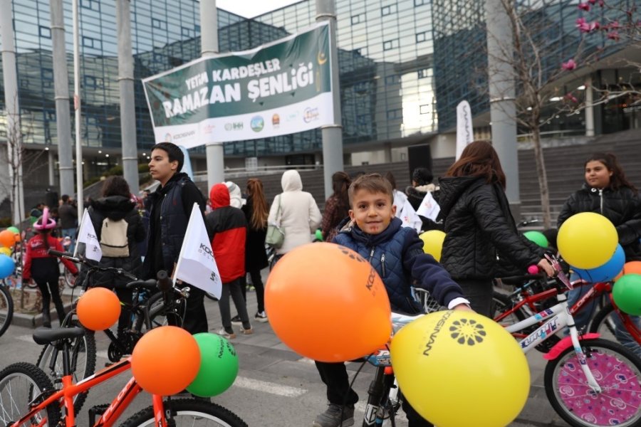 Başkan Çolakbayrakdar, Yetimlerin Gönlünü Fethetti