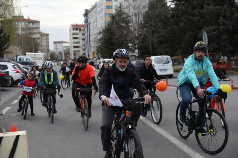 Başkan Çolakbayrakdar, Yetimlerin Gönlünü Fethetti