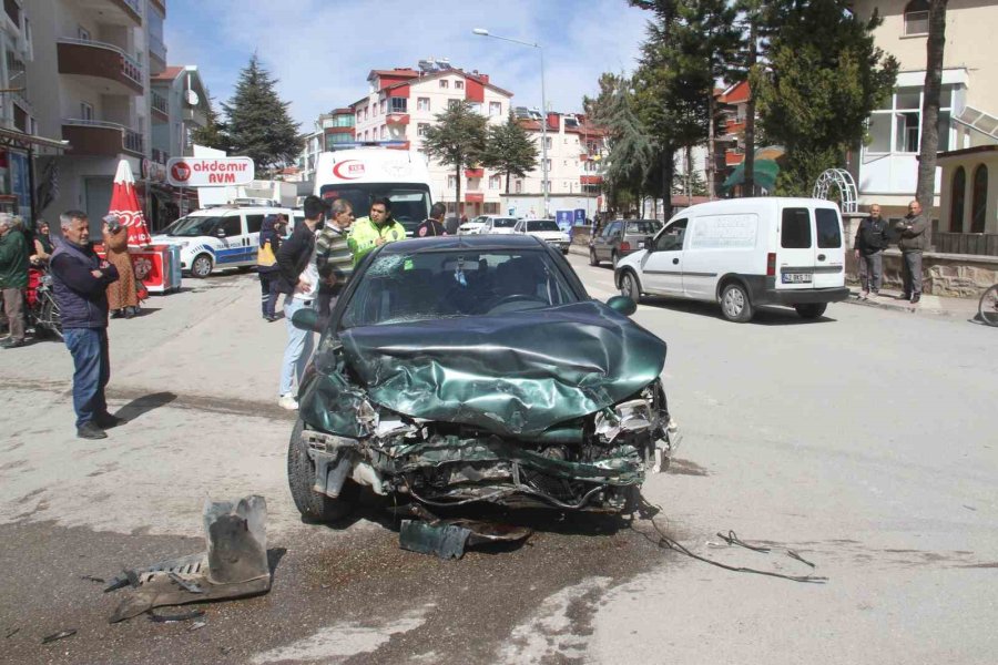 Konya’da 2 Otomobil Çarpıştı: 3 Yaralı