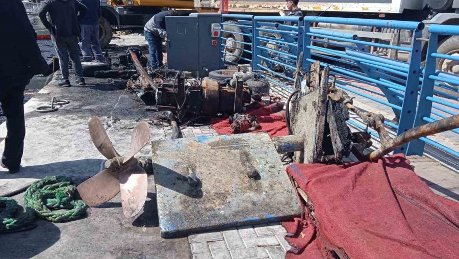 Alanya’da Yanarak Batan Teknenin Parçaları Yüzeye Çıkartıldı