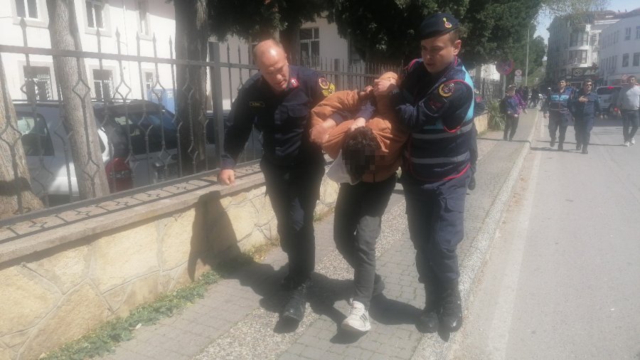 Saat Sorduğu Çocuğun Telefonunu Kapkaç Yöntemiyle Çaldı