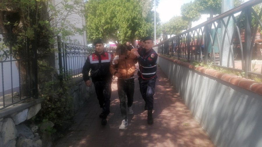 Saat Sorduğu Çocuğun Telefonunu Kapkaç Yöntemiyle Çaldı