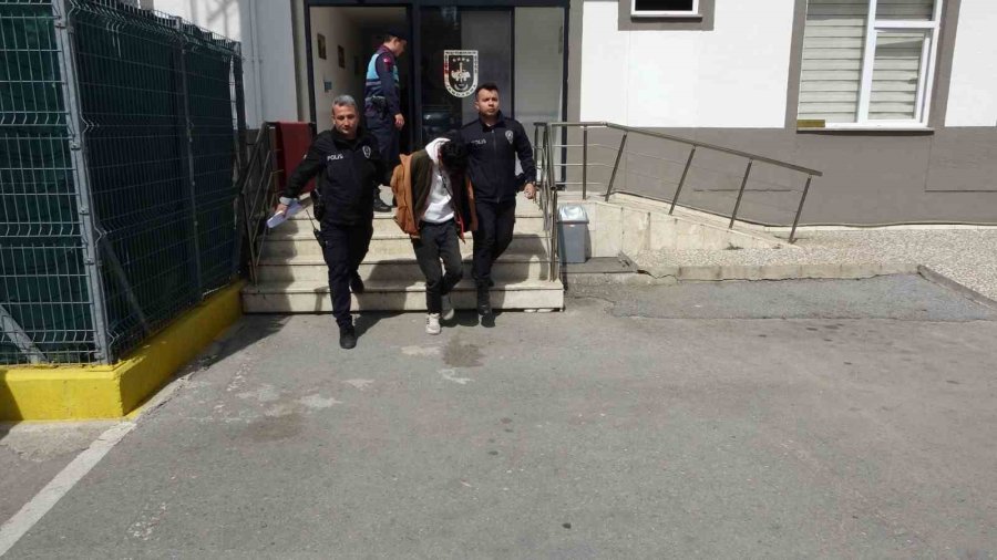 Saat Sorduğu Çocuğun Telefonunu Kapkaç Yöntemiyle Çaldı