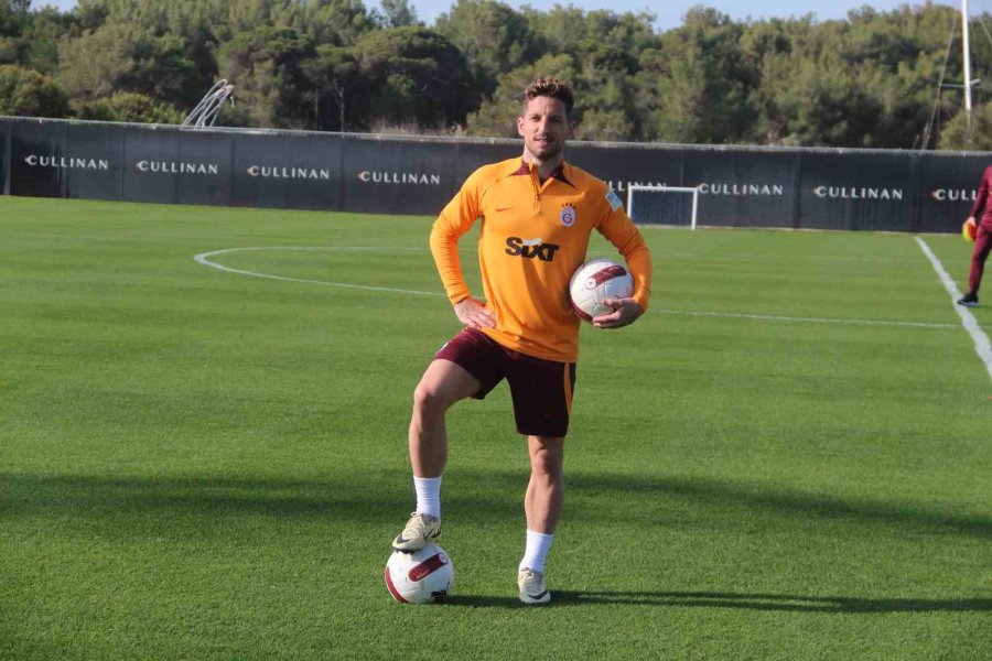 Mertens: "1 Yıl Daha Futbola Devam Edeceğim"