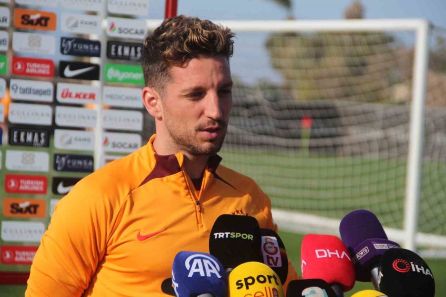 Mertens: "1 Yıl Daha Futbola Devam Edeceğim"