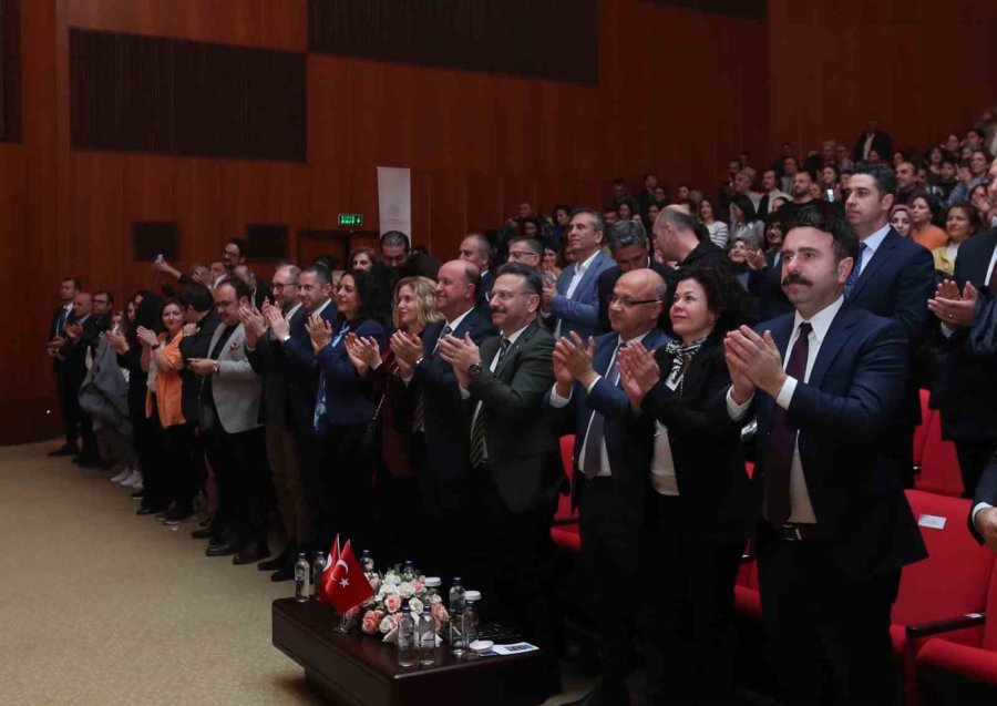 Vali Hüseyin Aksoy, “cumhuriyete Doğru” Adlı Tiyatro Oyunu Büyük İlgi İle İzledi