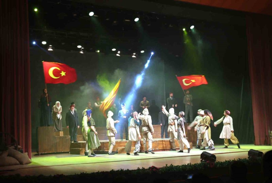 Vali Hüseyin Aksoy, “cumhuriyete Doğru” Adlı Tiyatro Oyunu Büyük İlgi İle İzledi